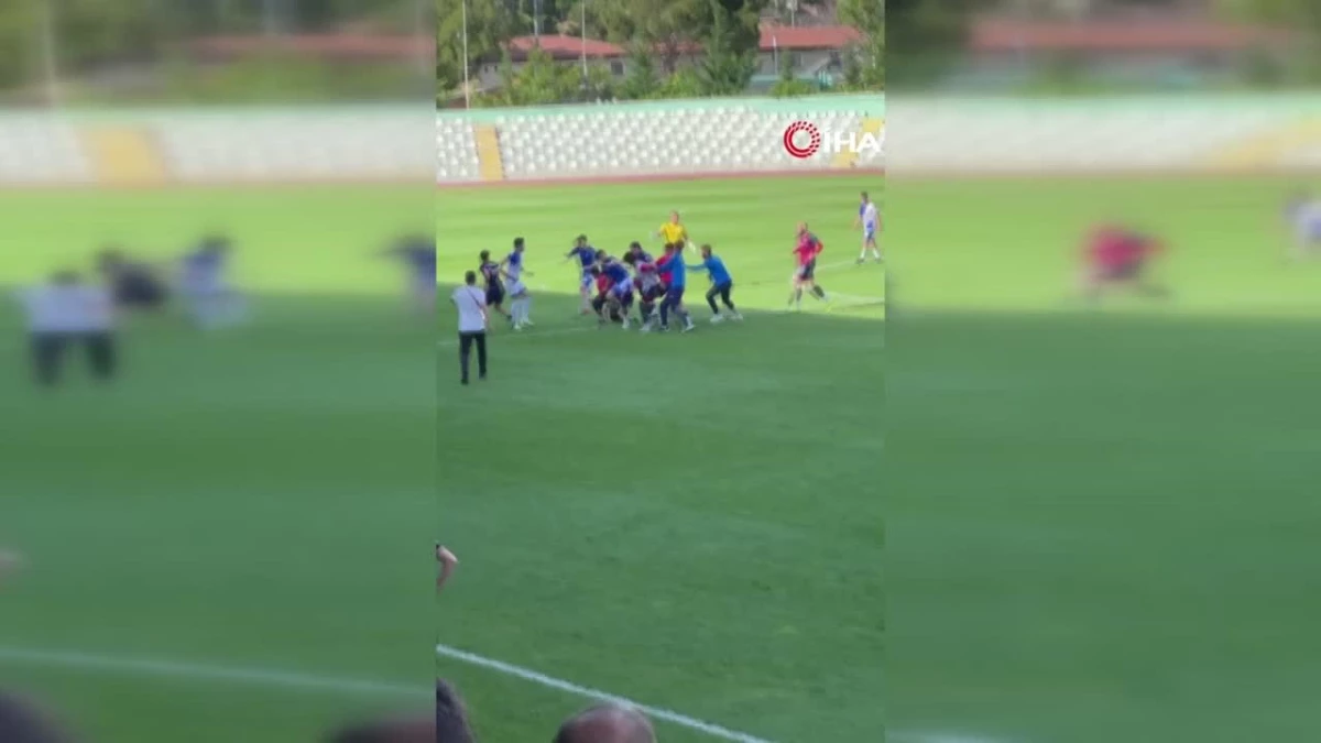 Amasya'da amatör maçta kavga: Sahaya çöp kovası atıldı, futbolcular birbirine girdi