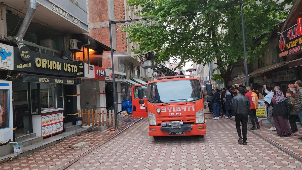 Amasya Suluova’da Giyim Mağazasında Çıkan Yangın Söndürüldü