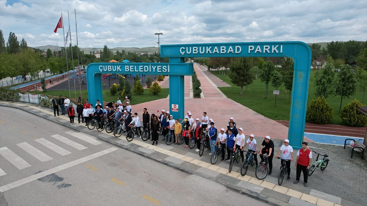 Ankara'da Gençlik Haftası etkinlikleri kapsamında bisiklet yarışması ve doğa yürüyüşü yapıldı
