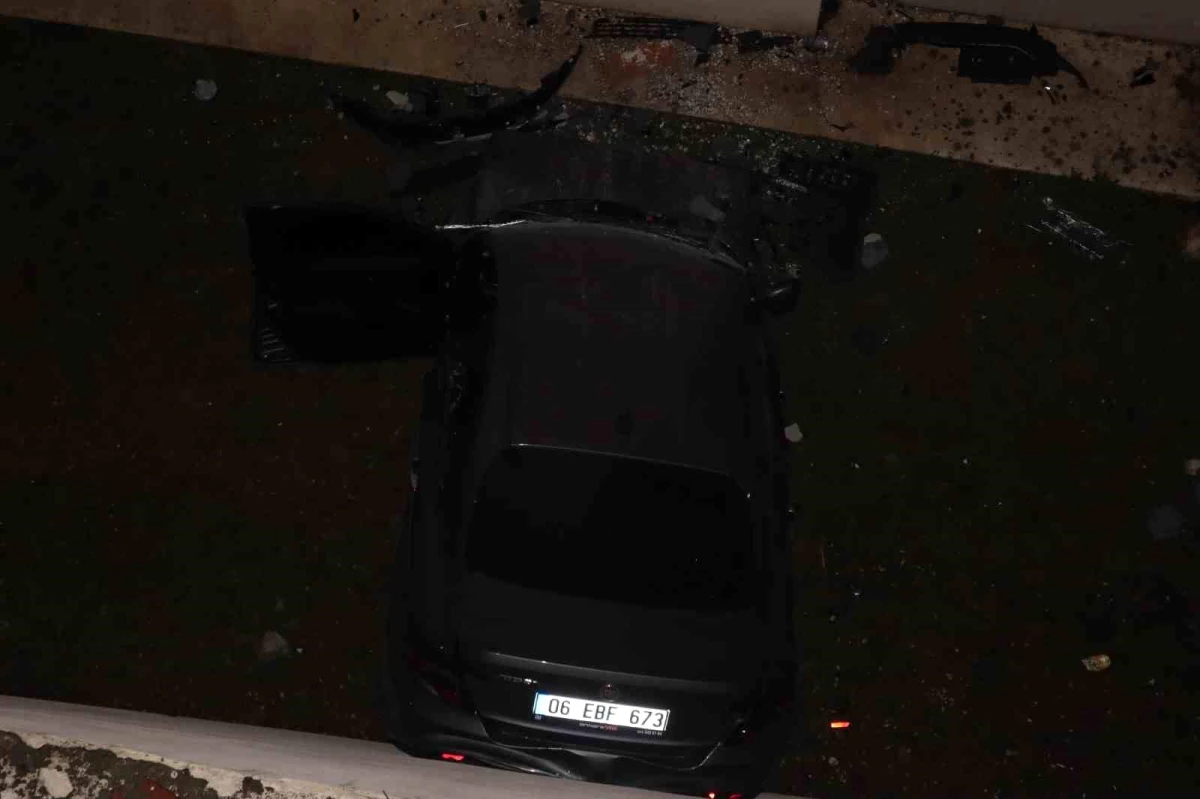 Ankara'da Kontrolden Çıkan Otomobil Bina Boşluğuna Düştü
