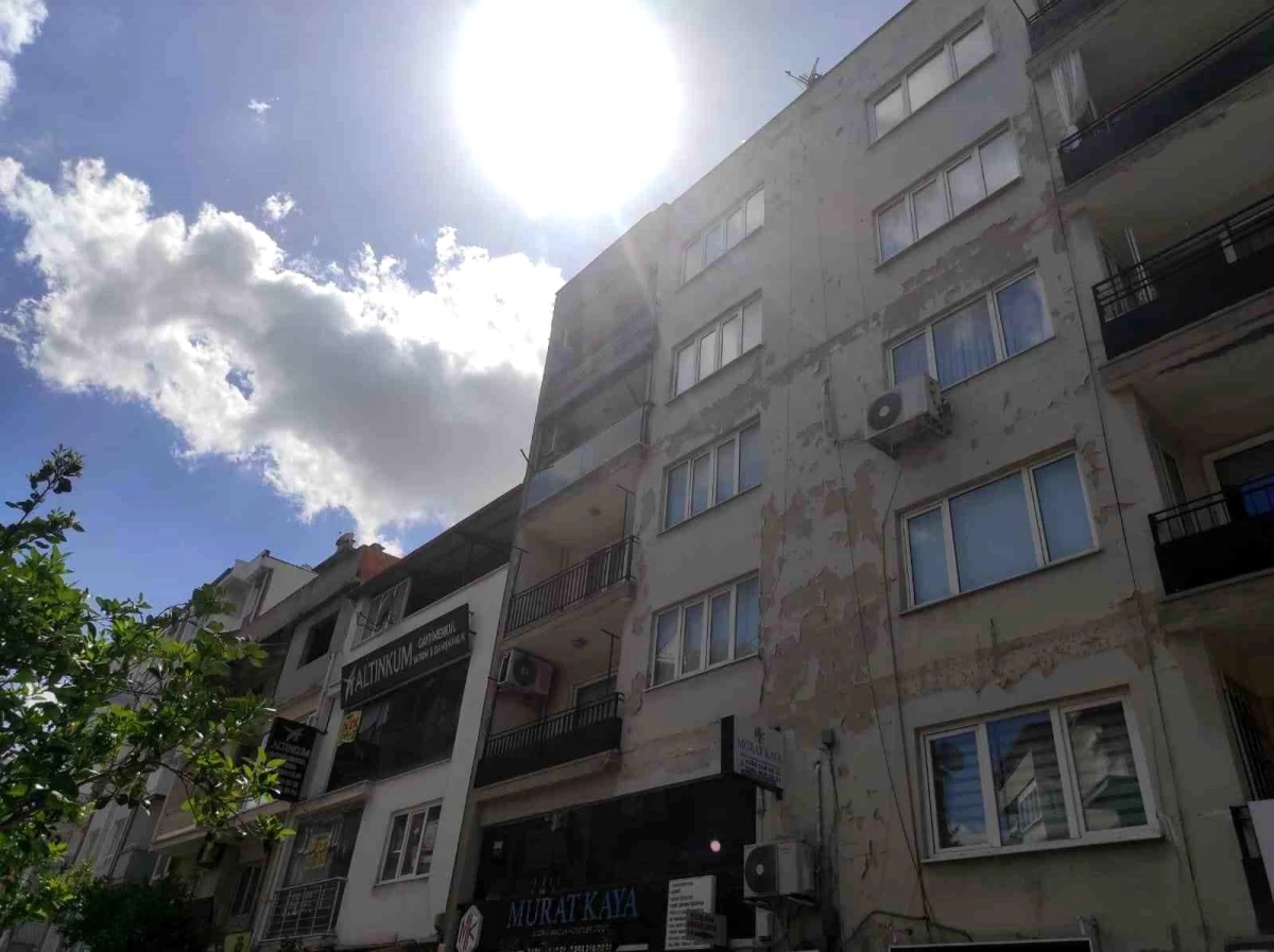 Aydın'da apartman çatısından beton parçaları düştü