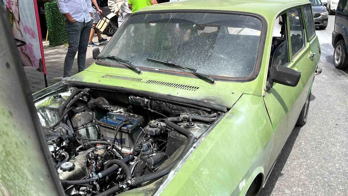 Bolu’da bir otomobil alev aldı, polisler yangını söndürdü
