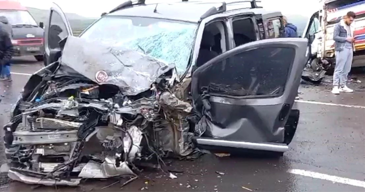 Ardahan'da Kamyonet ile Otomobil Kafa Kafaya Çarpıştı: 2 Yaralı