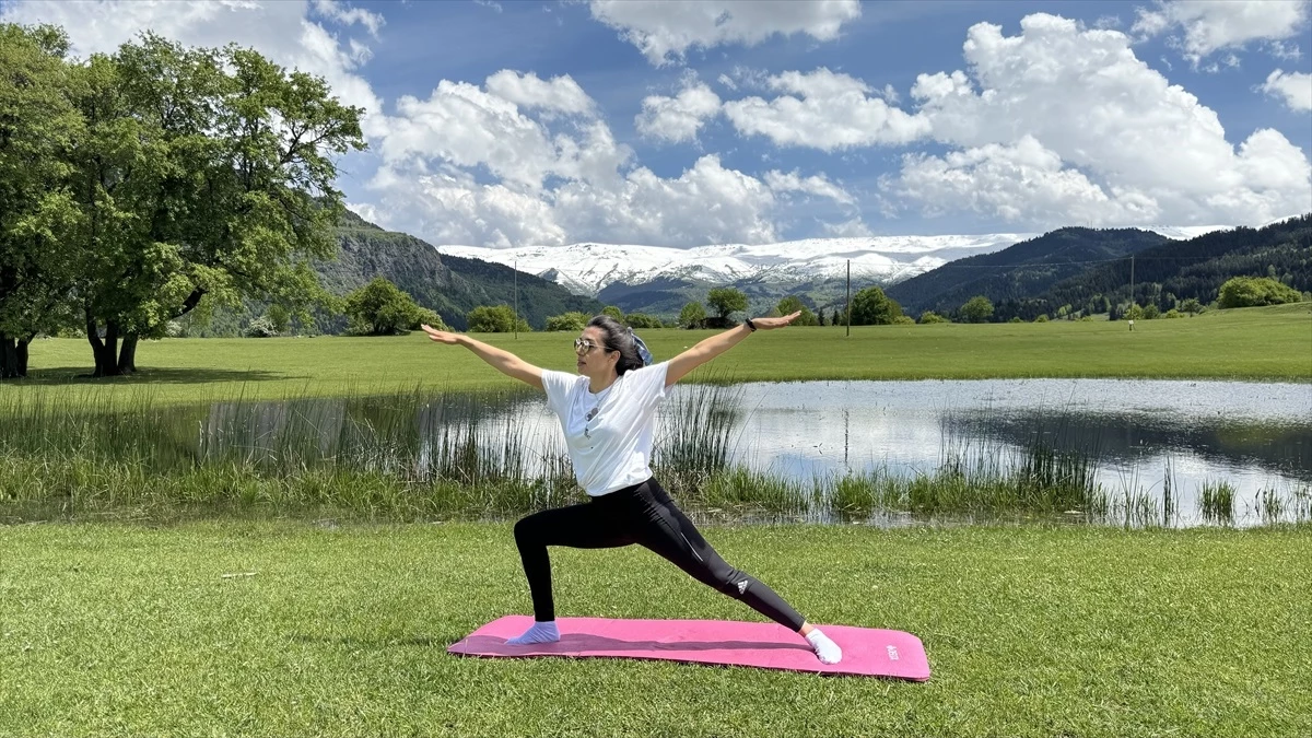 Artvin’de Gençlik Haftası kapsamında Usot Gölü’nde yoga etkinliği düzenlendi