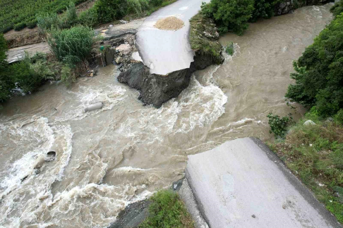 Hatay'da aşırı yağışla birlikte derenin üzerindeki köprü yıkıldı