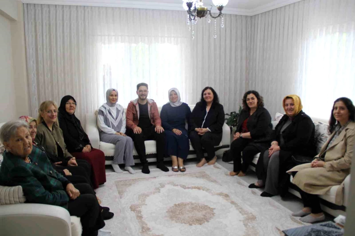 Düzce Valisi Selçuk Aslan’ın eşi Pınar Aslan, Şehit Ramazan Gönül’ün ailesini ziyaret etti