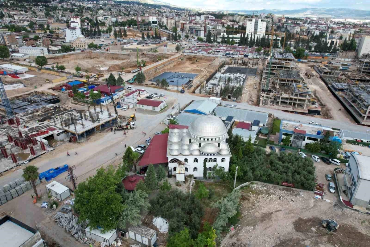 Kahramanmaraş'ta depremde yıkılan mahallede sadece birkaç bina ve cami ayakta kaldı