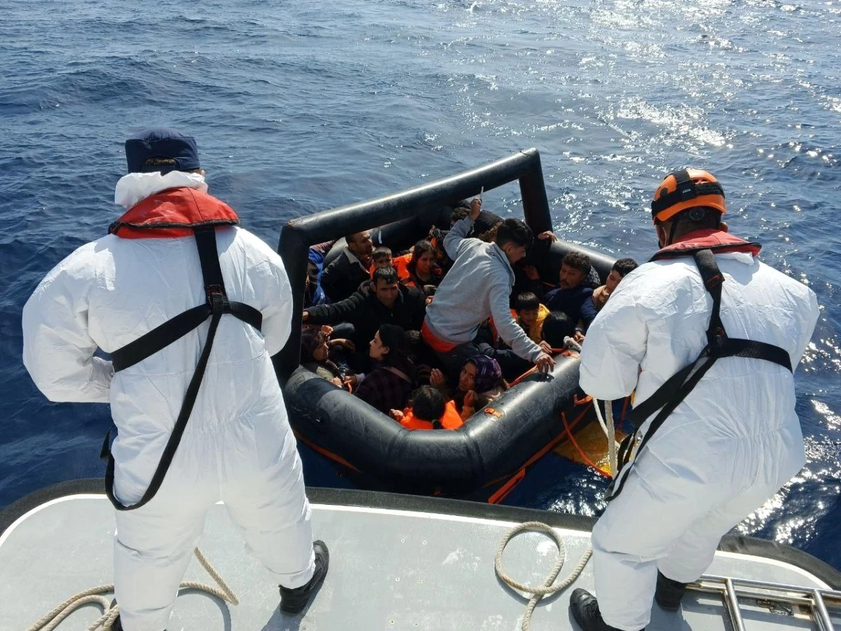 Çanakkale’de 24 kaçak göçmen kurtarıldı