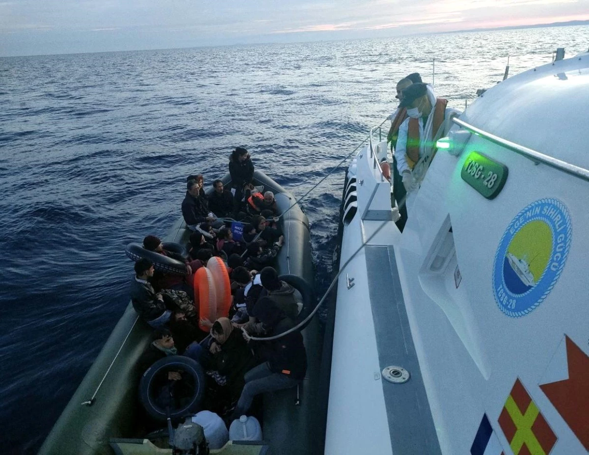 Çanakkale'de 30 kaçak göçmen kurtarıldı