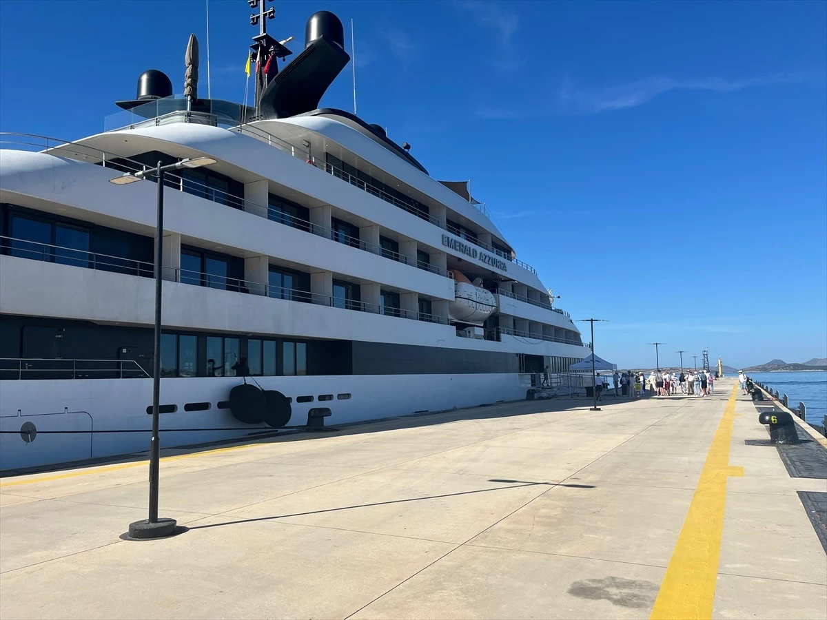 Bahamalar bayraklı lüks yolcu gemisi Bodrum’a geldi