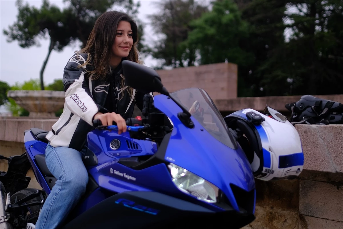 Balıkesir Üniversitesi öğrencisi motosikletiyle güvenli sürüş örnekleri veriyor
