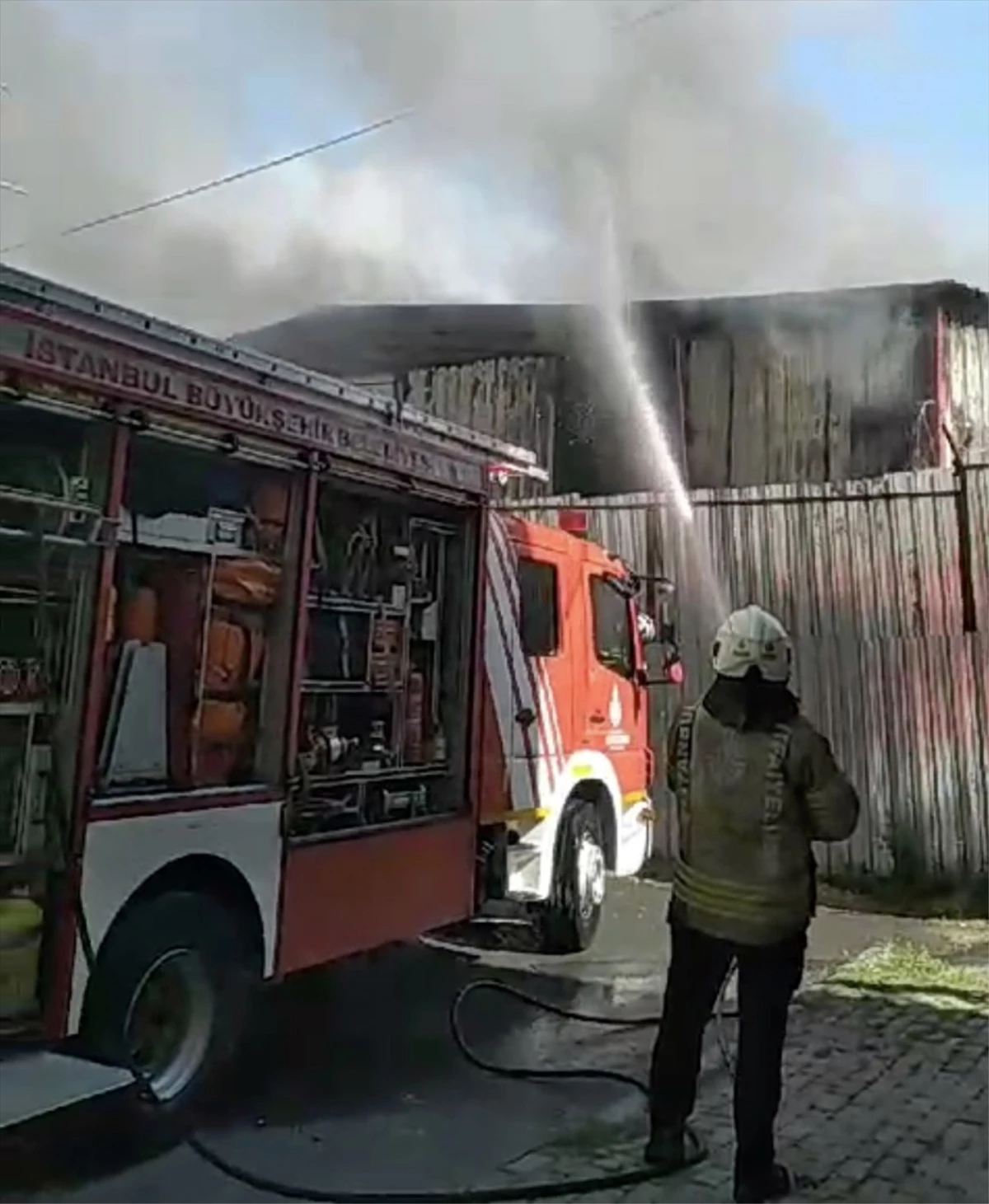 Başakşehir’deki İnşaat Şantiyesinde Yangın Çıktı