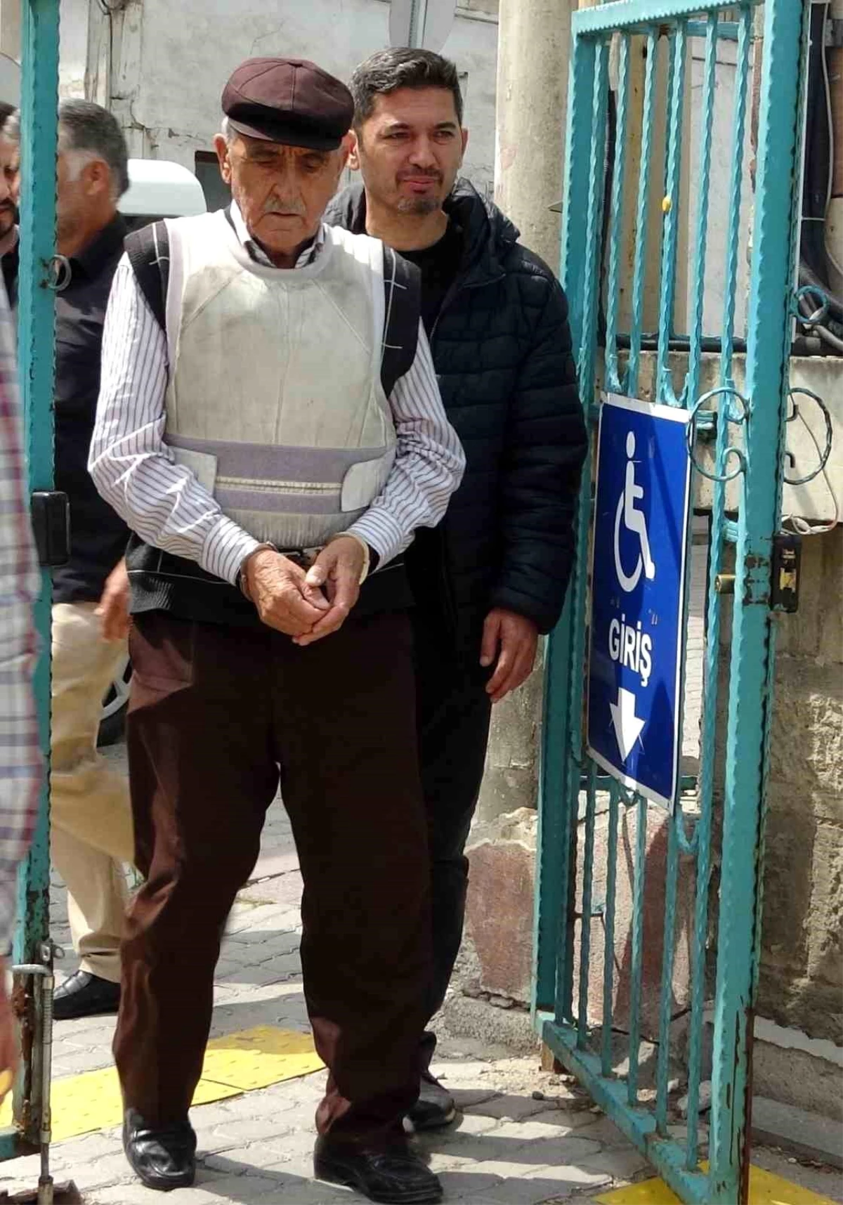 Kütahya'da pompalı tüfekle berber dükkanını basarak berber ve müşterisini öldüren 80 yaşındaki zanlı tutuklandı