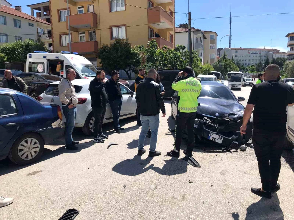 Bilecik'te Otomobil Çarpışması: 2 Kişi Yaralandı