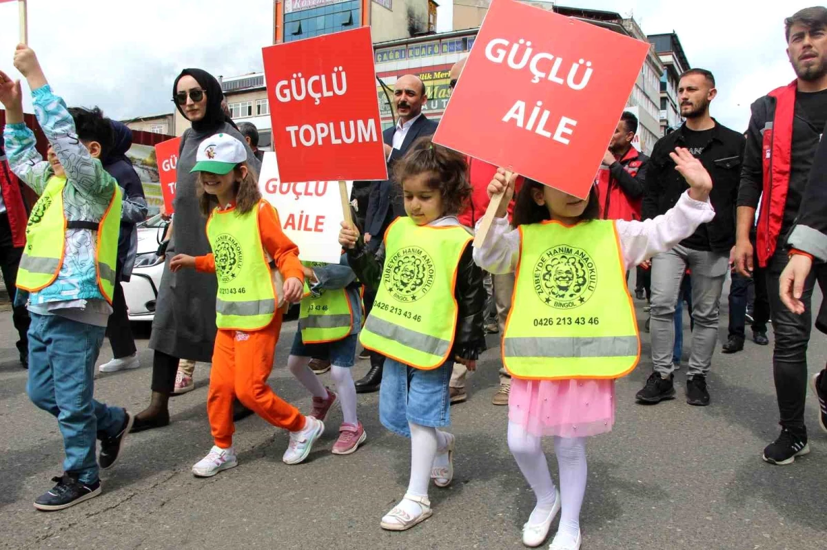 Bingöl’de ‘Aile İstikbalimizdir’ Sloganıyla Yürüyüş Gerçekleştirildi