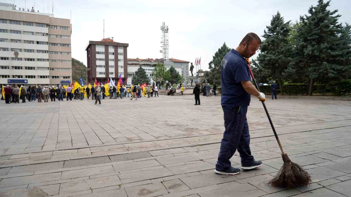 Kırıkkale’de İşçiler 1 Mayıs’ta Kutlama Yaparken Bazı Çalışanlar İş Başında