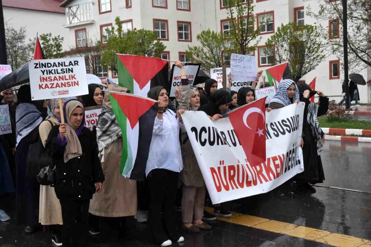 BEÜ Öğrencileri Filistin için Oturma Eylemi Başlattı