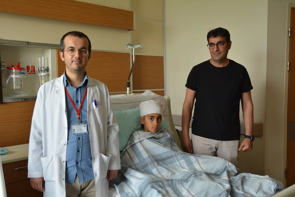 Bitlis’te beyin kanaması geçiren 9 yaşındaki çocuk başarılı bir ameliyatla sağlığına kavuştu