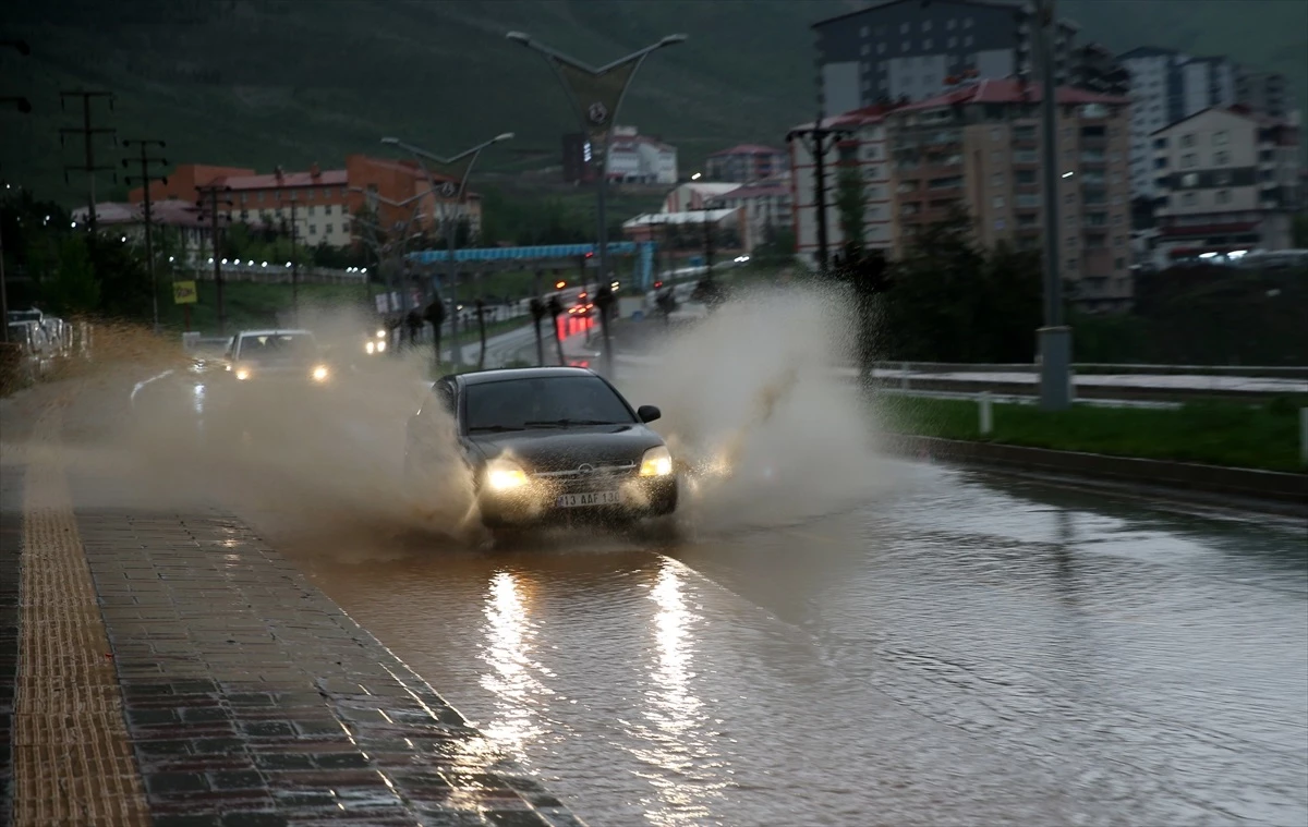 Bitlis’te sağanak yağış yolları etkiledi