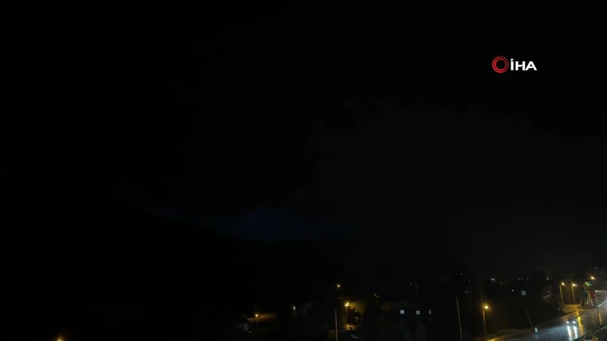 Bitlis’te şimşekler geceyi aydınlattı