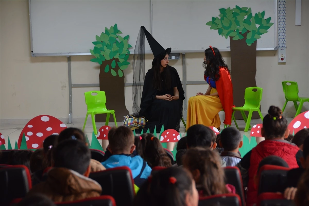 Bitlis'te Valide Sultan Mesleki ve Teknik Anadolu Lisesi öğrencilerinden anaokulu öğrencilerine tiyatro gösterisi