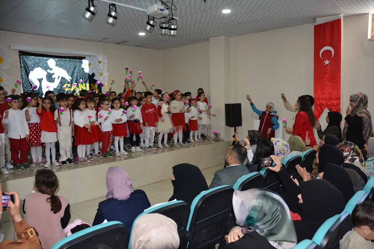Bitlis’te Yunus Emre Anaokulu öğrencilerinden Anneler Günü etkinliği