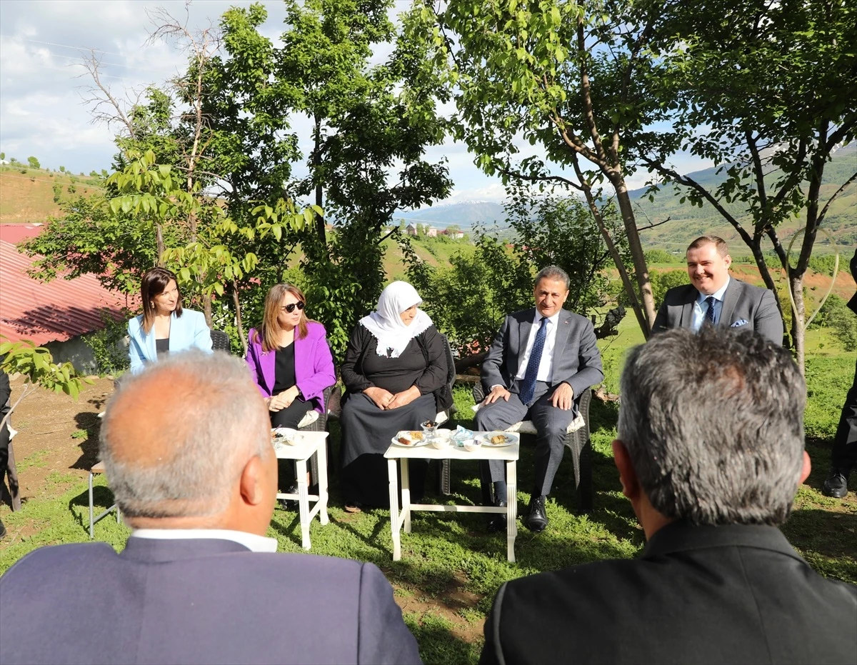Bitlis Valisi Erol Karaömeroğlu, İkizler köyü ve mezralarındaki gazi ve şehit ailelerini ziyaret etti