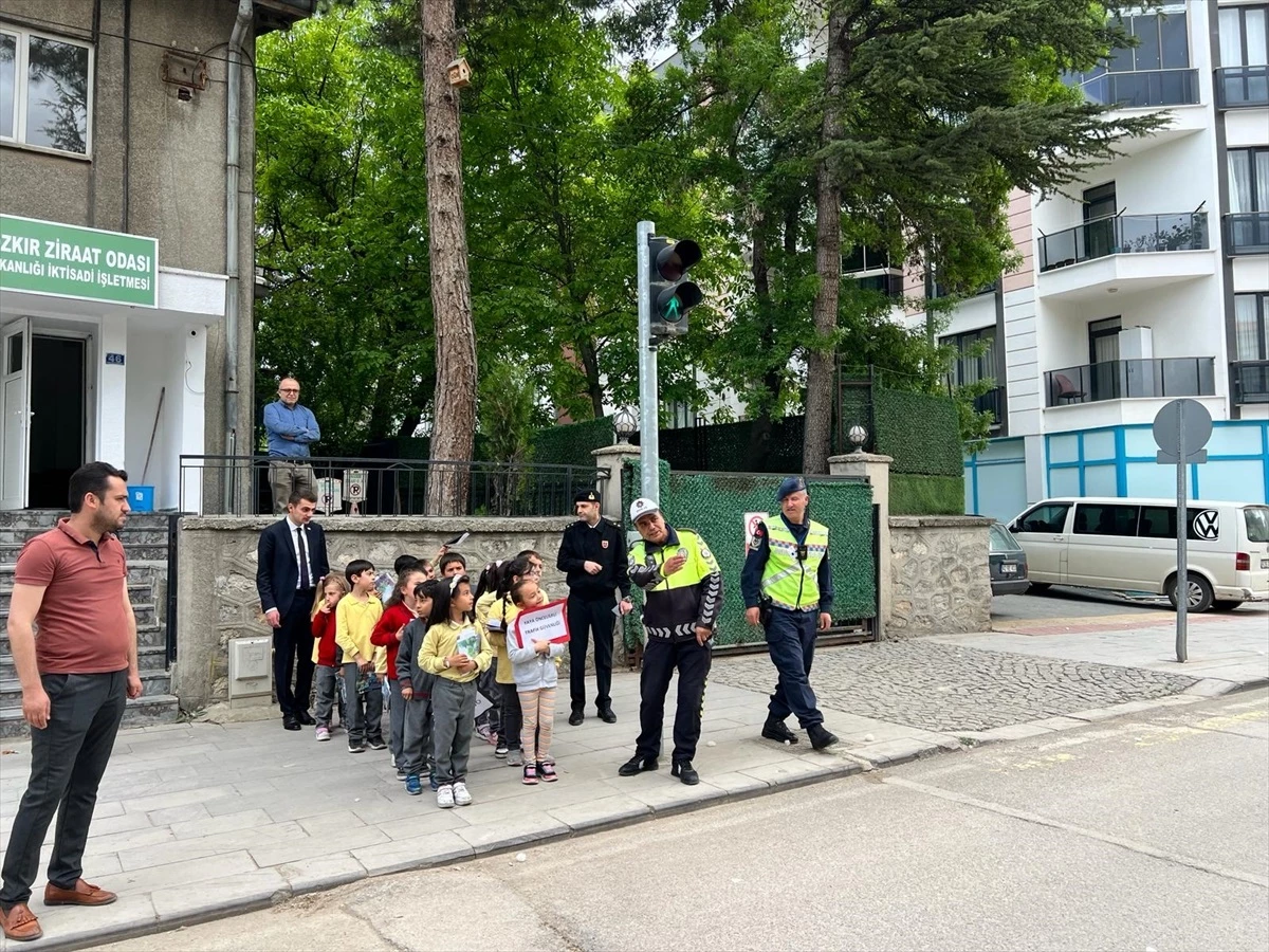 Bozkır ilçesinde ilkokul öğrencilerine trafik eğitimi verildi