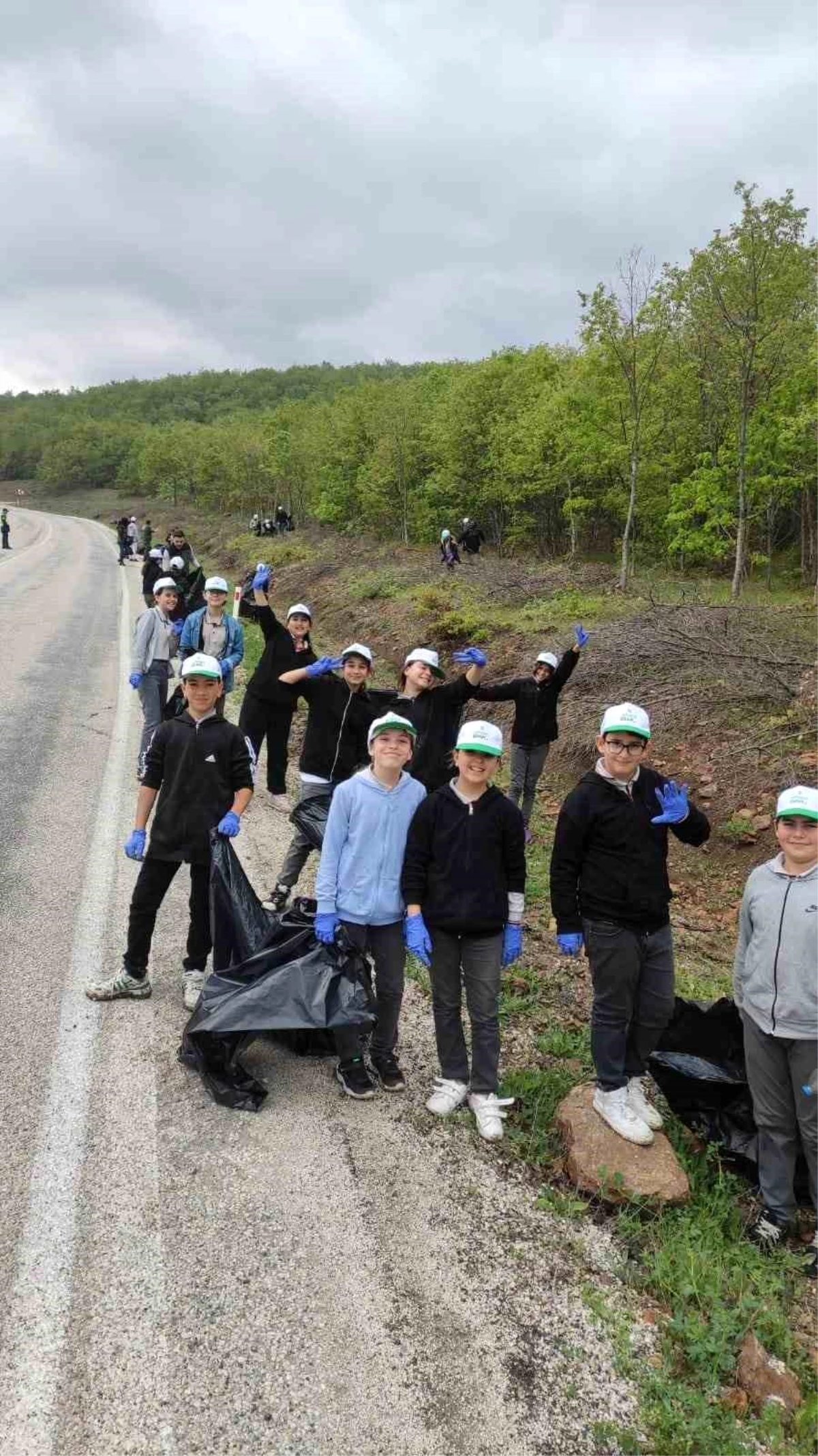Bozüyük'te 'Orman Benim' kampanyası kapsamında çöp toplama etkinliği düzenlendi