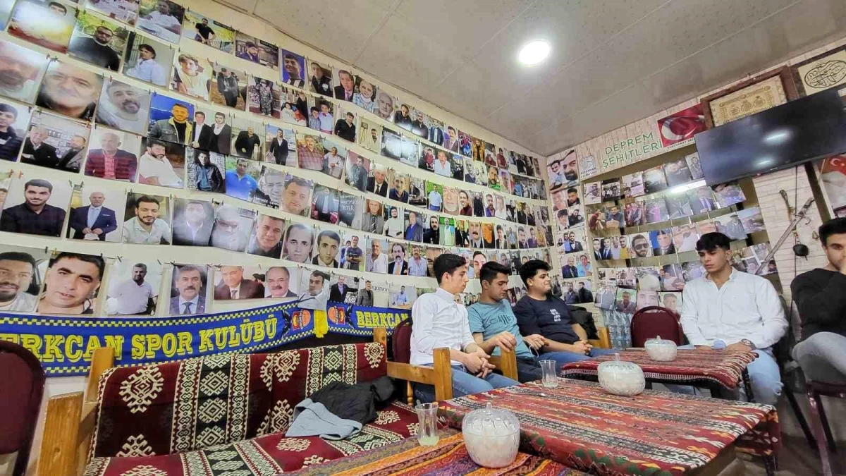 Adıyaman’da Çay Ocağının Duvarları Deprem Şehitlerinin Fotoğraflarıyla Kaplandı