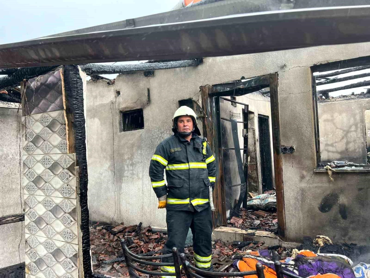 Burdur'da Evde Çıkan Yangında Lüks Otomobil Yanarak Kullanılamaz Hale Geldi