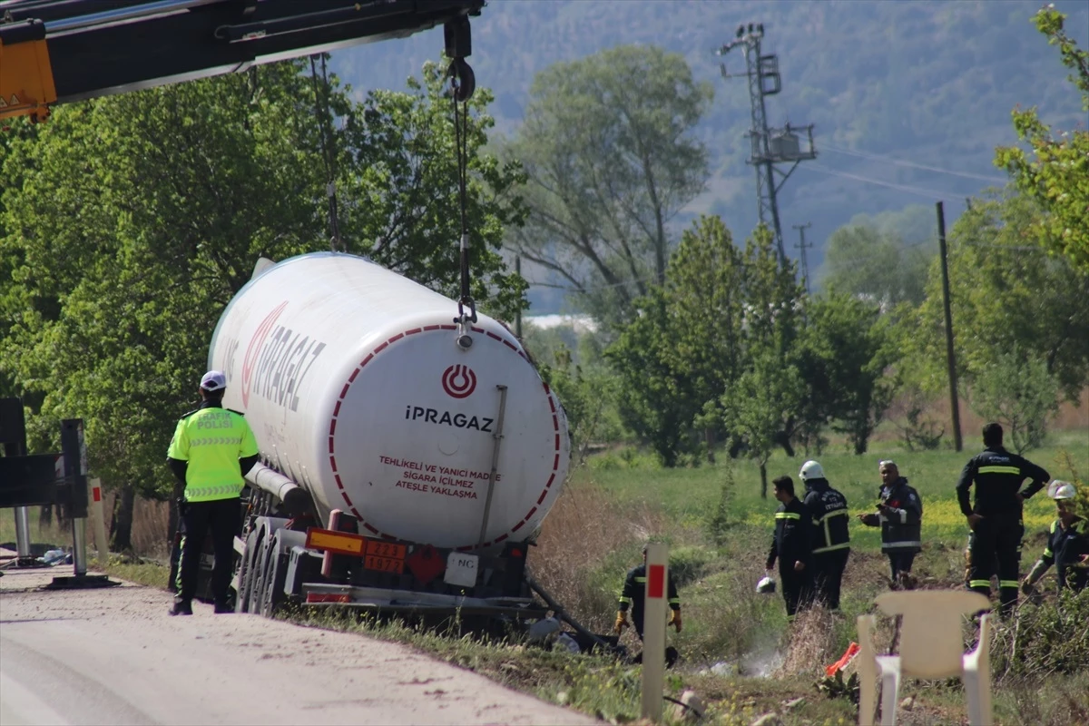 Burdur’da devrilen LNG yüklü tanker yoldan kaldırılıyor