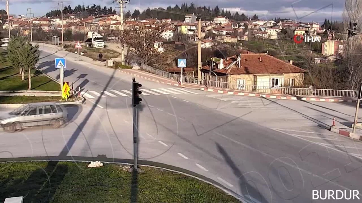 Burdur'da dikkatsiz sürücülerin neden olduğu kazalar kameralara yansıdı
