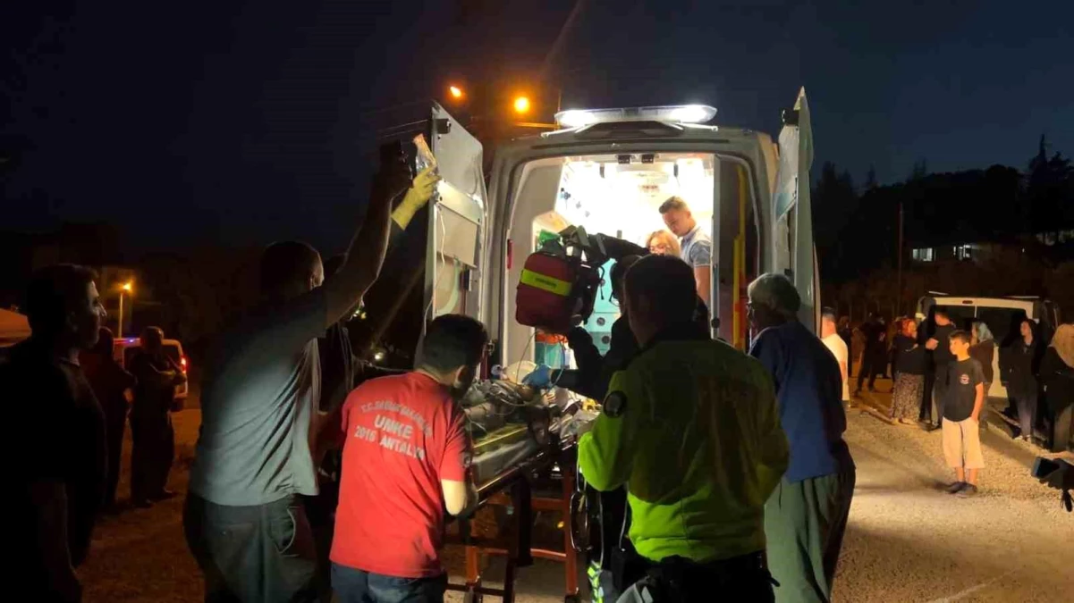 Bucak’ta kavşakta kamyonetle çarpışan motosikletteki 2 çocuk ağır yaralandı