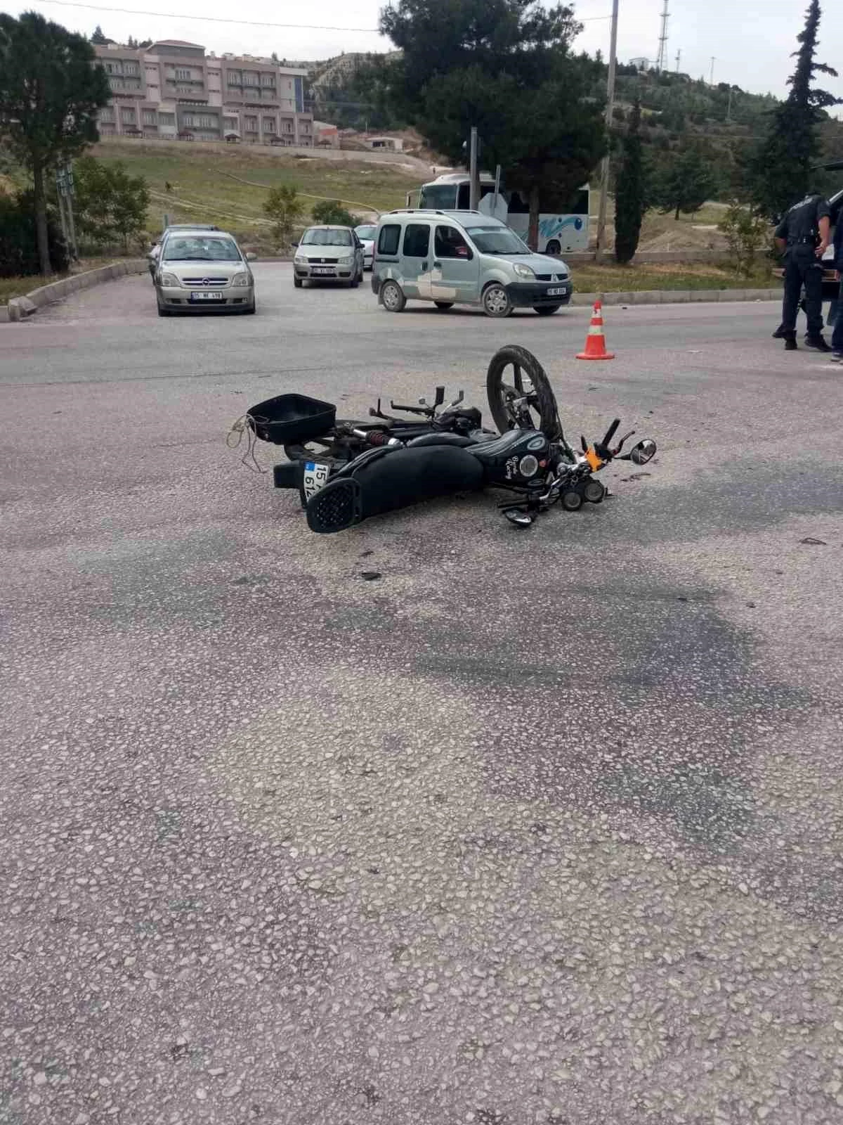 Isparta-Burdur karayolunda motosiklet ve otomobil çarpıştı, 2 kişi yaralandı