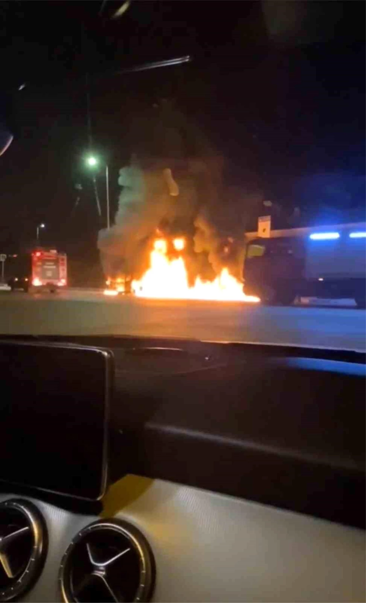 Bursa'da park halindeki hafif ticari araç alev alev yandı