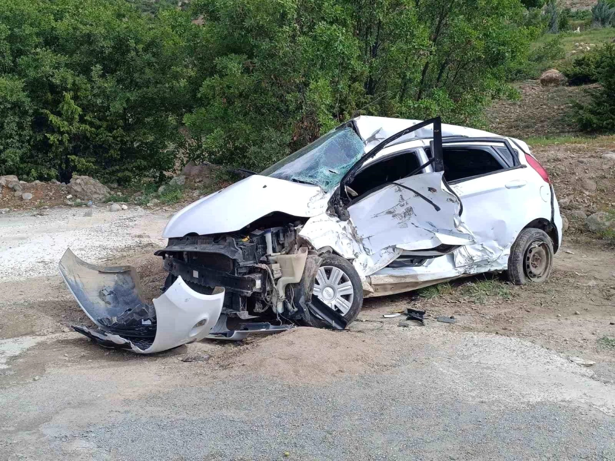Erzincan'da cenaze için giden otomobil şarampole uçtu: 3 kadın ağır yaralandı