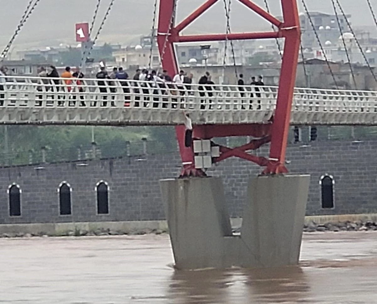 Cizre'de köprüden atlayan kadın botla kurtarıldı