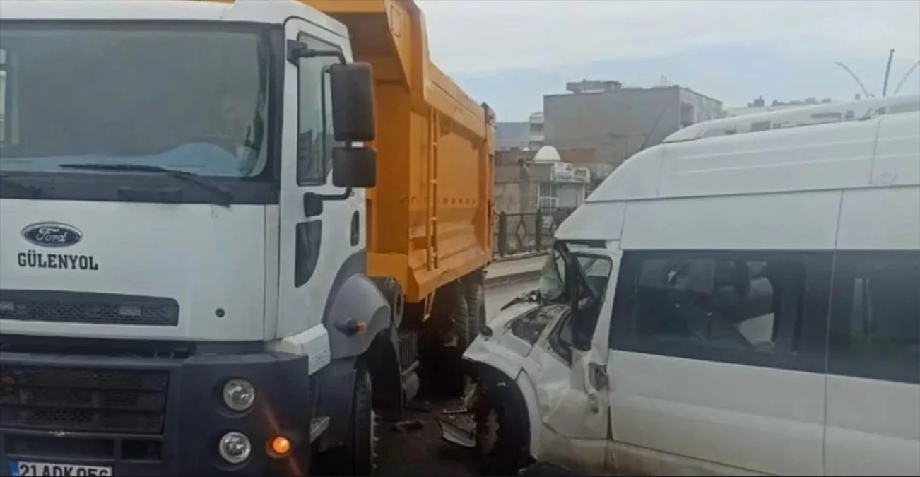 Cizre’de öğrenci servisi ile hafriyat kamyonu çarpıştı: 13 öğrenci yaralandı