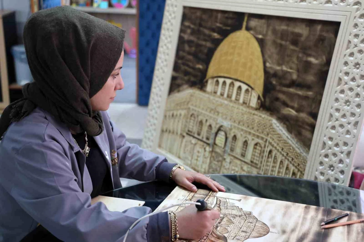 Konya'da Kudüs hayali savaş nedeniyle iptal olan kadın, ahşap yakma sanatıyla Kubbetüs-Sahra'yı işledi