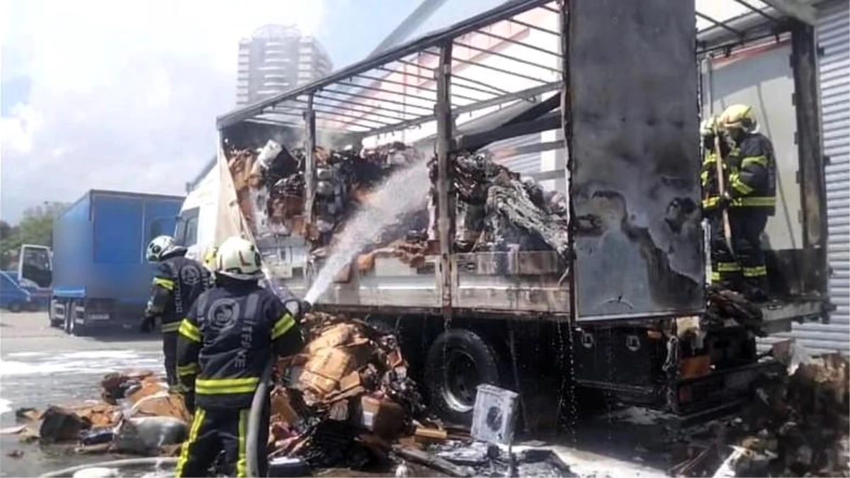 Denizli’de MNG Kargo’ya ait kamyon yangınında yüzlerce kargo küle döndü