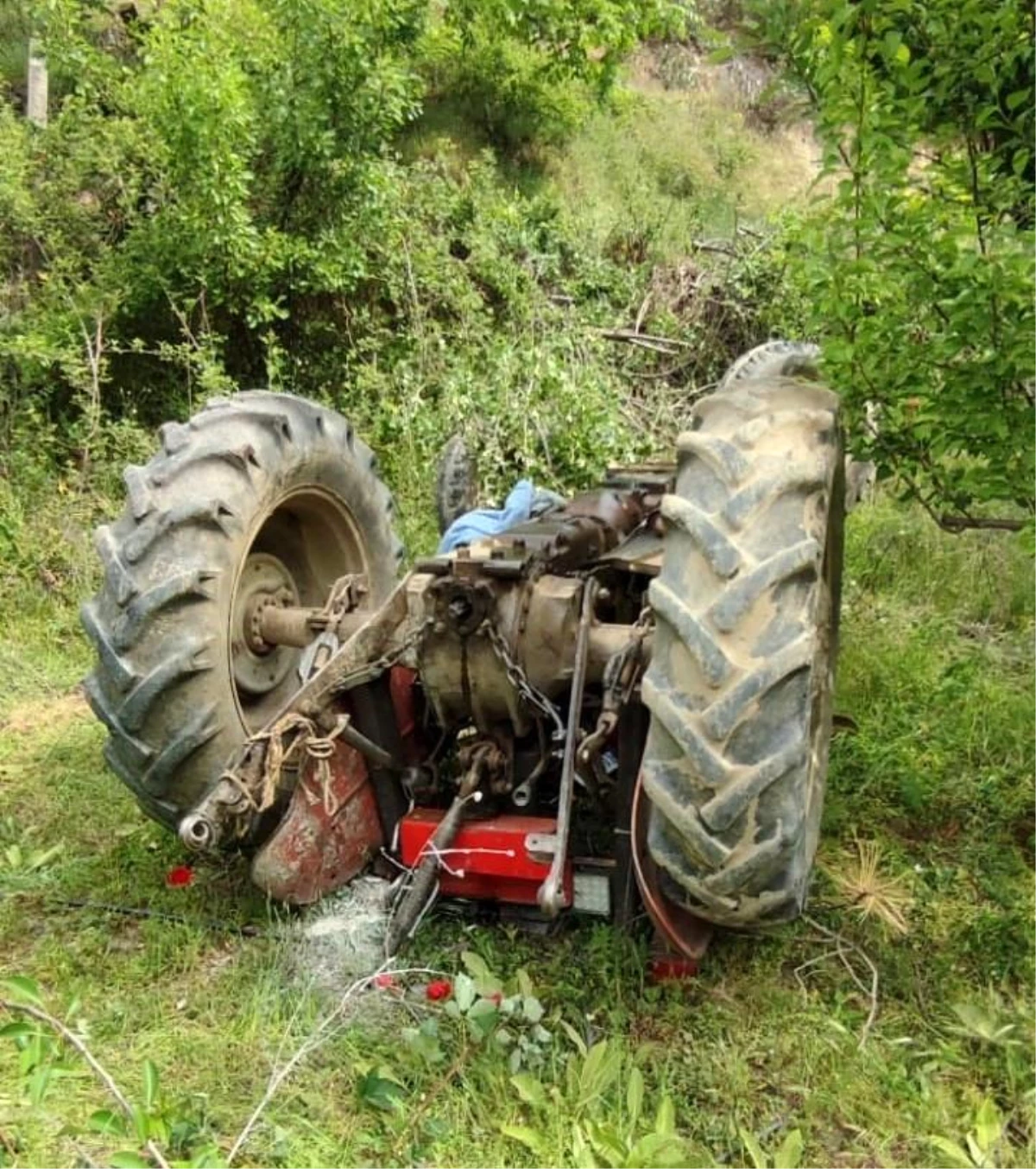Denizli'de traktör devrildi, sürücü yaralandı