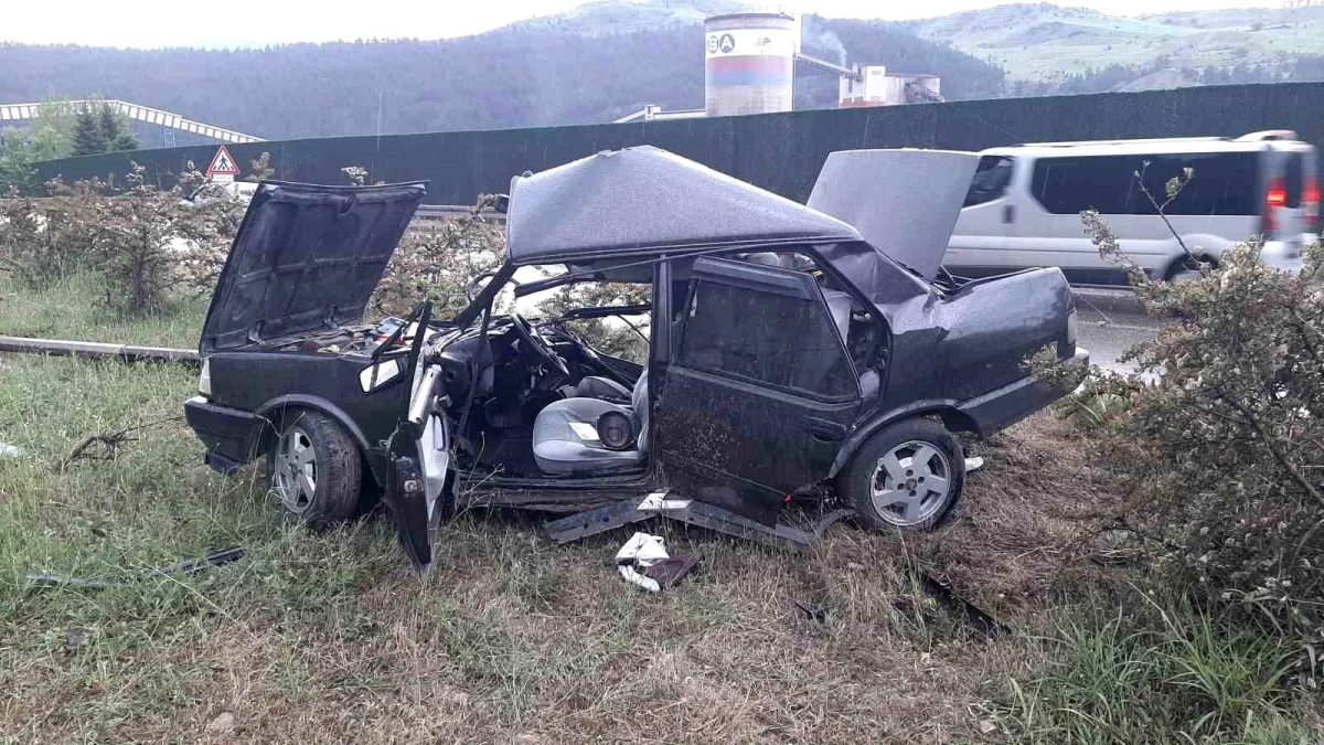 Karabük'te Aydınlatma Direğine Çarpan Otomobil Kazası: 1 Yaralı