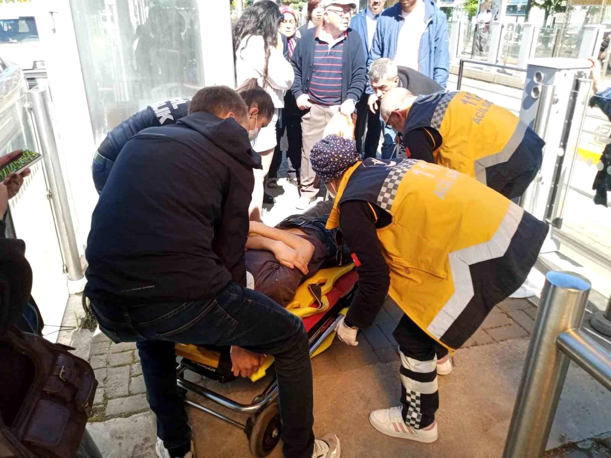 Eskişehir'de tramvay durağında düşürdüğü telefonunu almak isterken kafasını demirlere çarparak bayılan adam hastaneye kaldırıldı