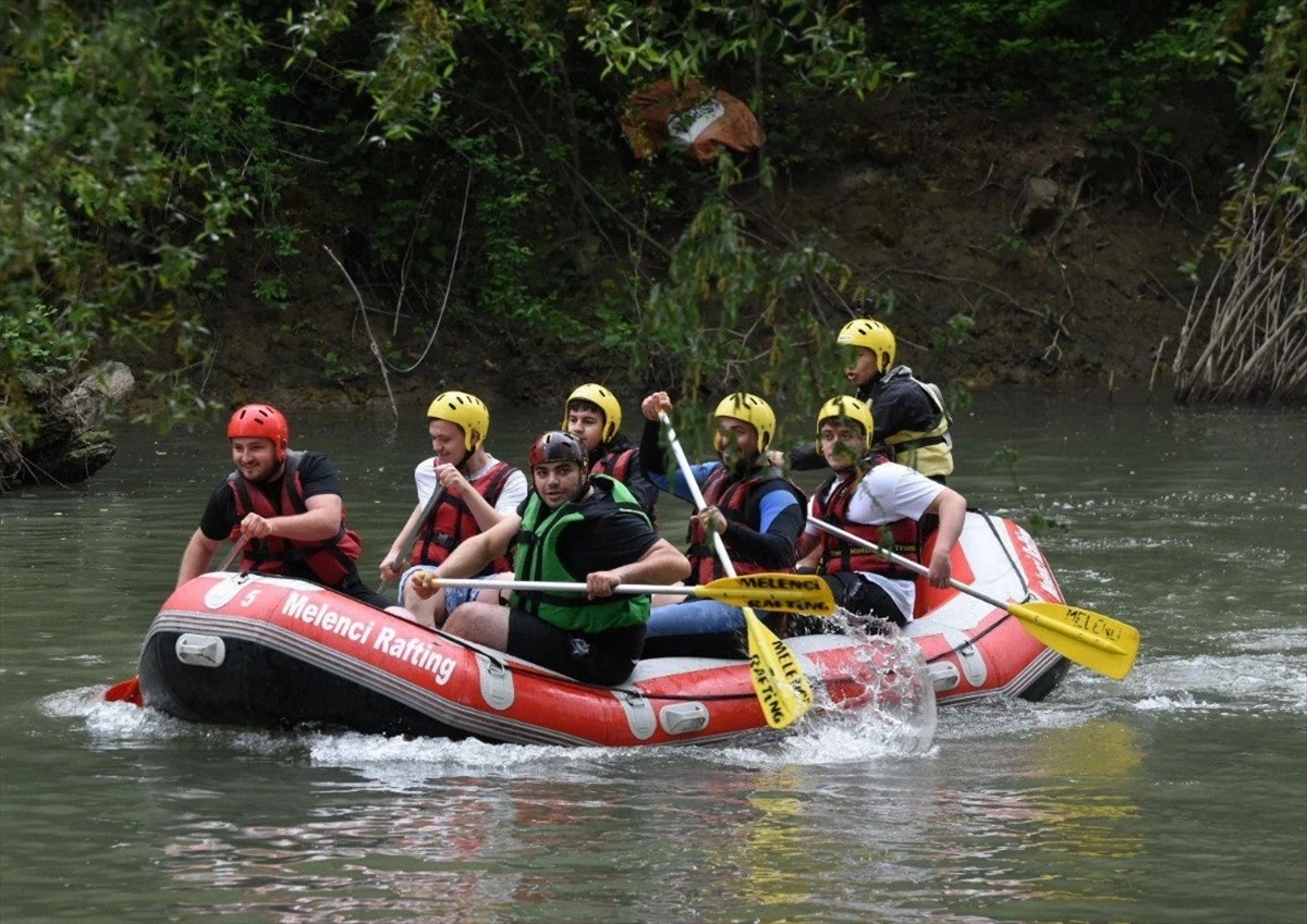 Düzce Belediyesi 1 Mayıs’ta belediye çalışanlarına rafting etkinliği düzenledi