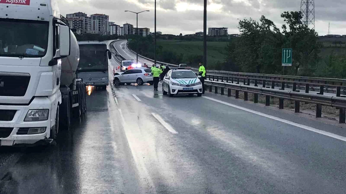 Edirne’de Kontrolden Çıkan Otomobilin Bariyerlere Çarptığı Kazada Sürücü Yaralandı