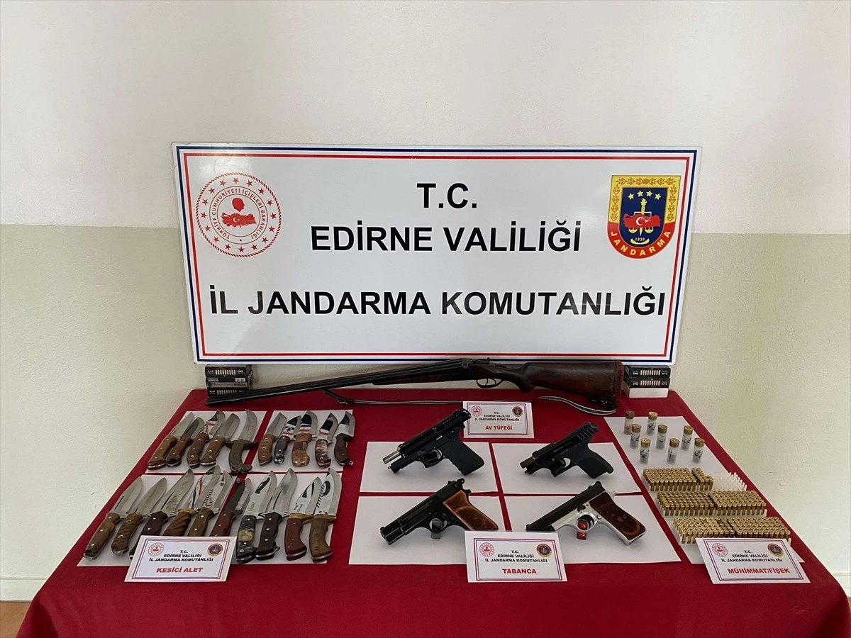 Edirne'de Ruhsatsız Silah Operasyonu: 4 Tabanca, Av Tüfeği ve Bıçaklar Ele Geçirildi
