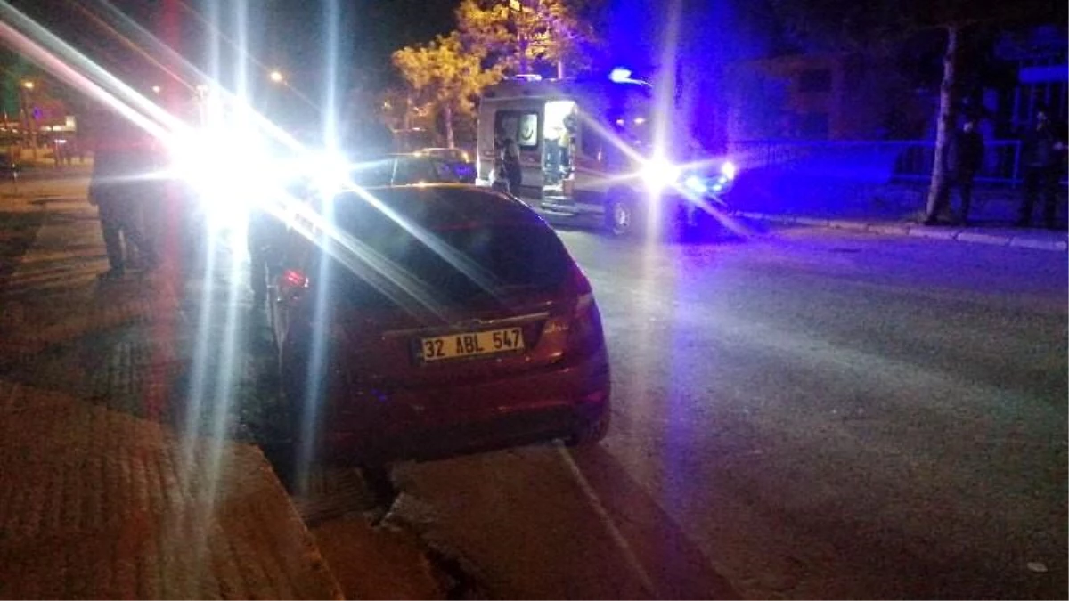 Isparta'da otomobil ile ehliyetsiz gencin motosikleti çarptı: 3 yaralı