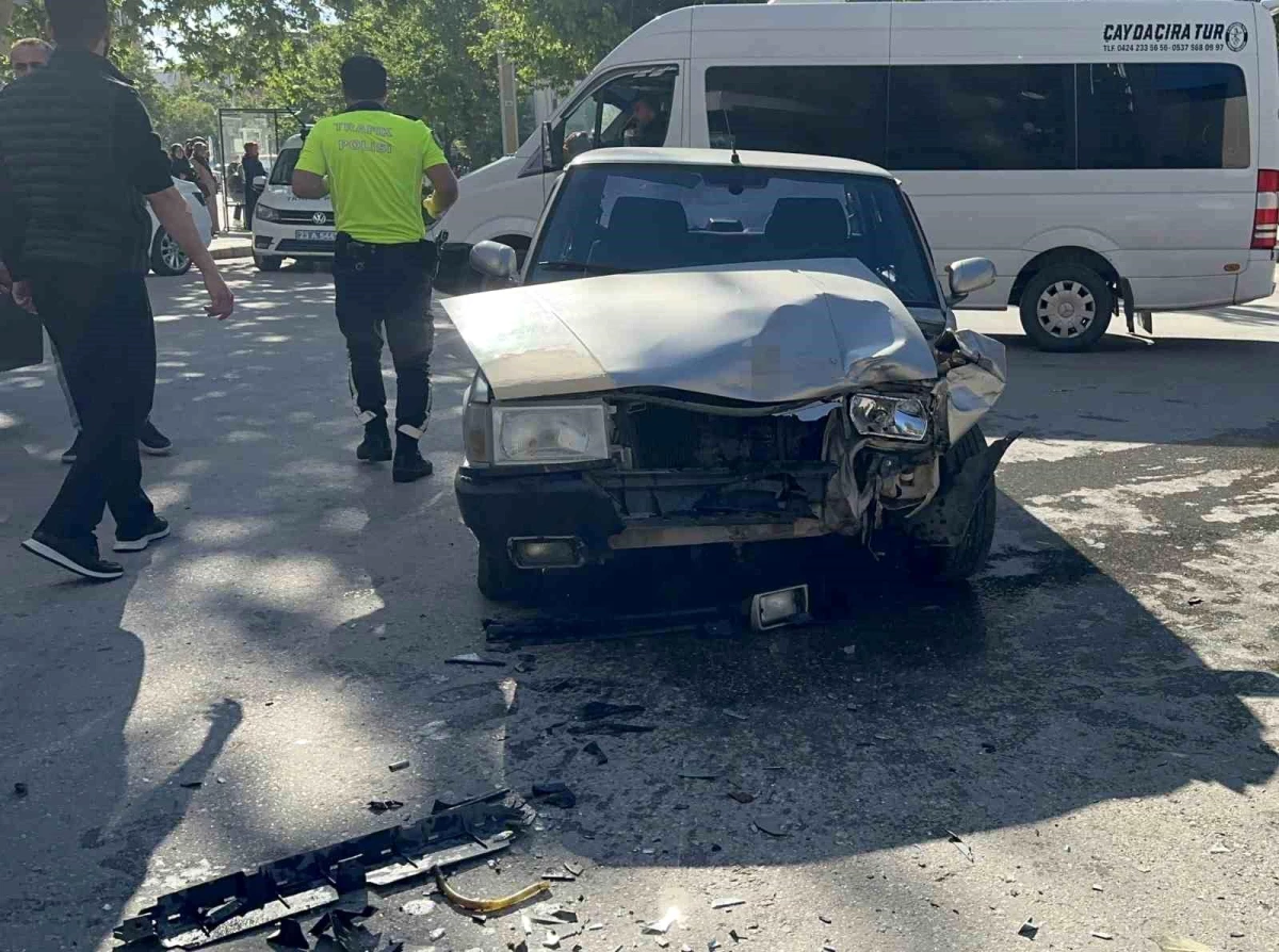 Elazığ’da Trafik Kazası: 3 Kişi Yaralandı