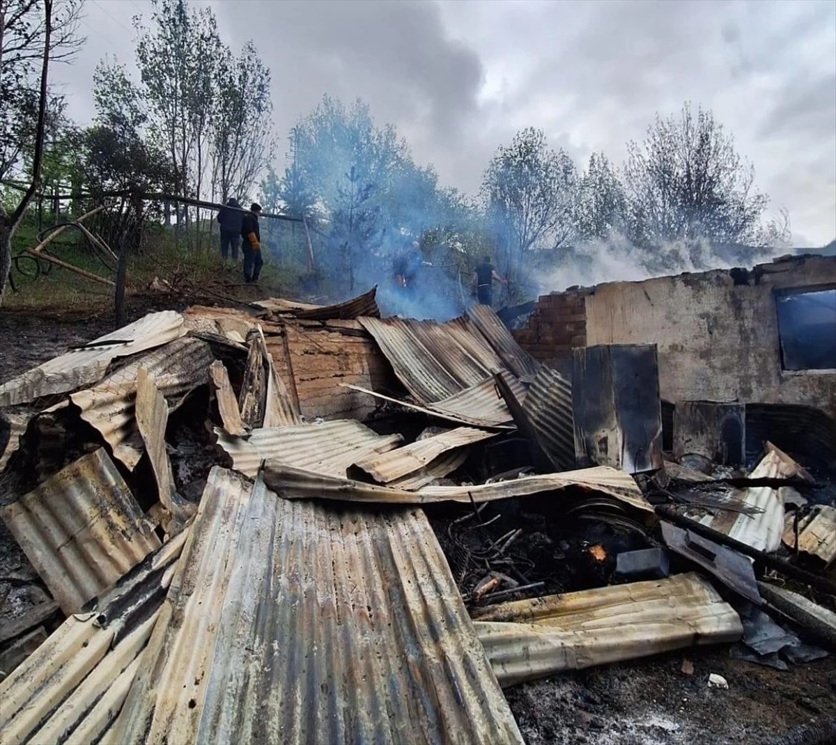 Erzincan’da çıkan yangında ev, ahır ve samanlık kullanılamaz hale geldi